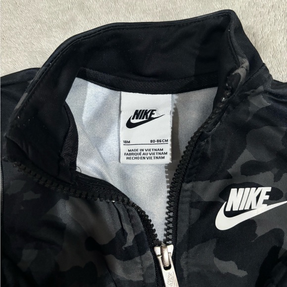 18m Nike Toddler Tracksuit - Picture 2 of 2